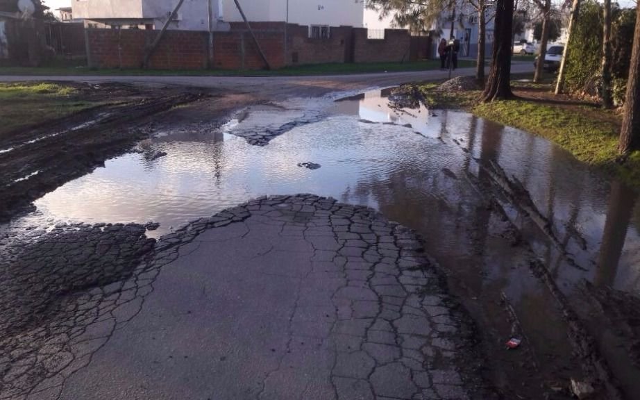 Fuertes quejas por el estado del asfalto en Los Hornos