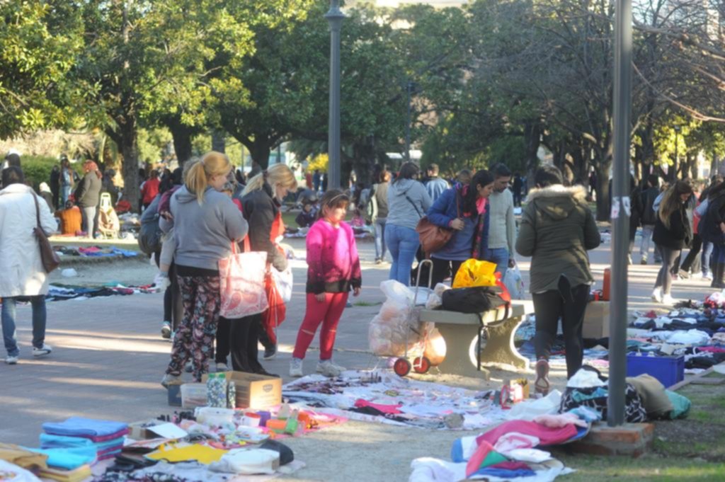 La venta ambulante gana otra batalla y ahora se expande por plaza San Martín