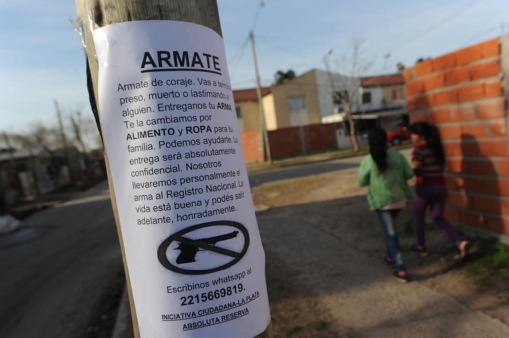 Vecinos de Tolosa salen a canjear armas por alimentos para que haya menos inseguridad