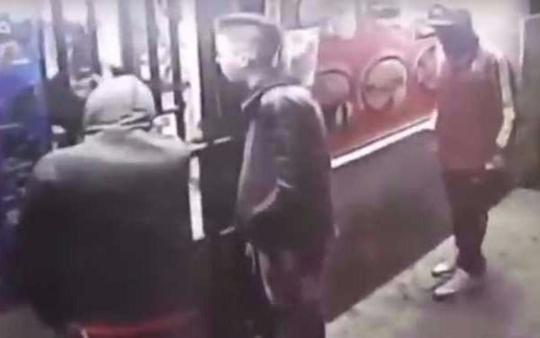 Un chico fue víctima de un robo"piraña" en la puerta de un kiosco de 32 y 122