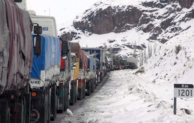 Cientos de camiones varados tras el cierre del paso internacional Cristo Redentor