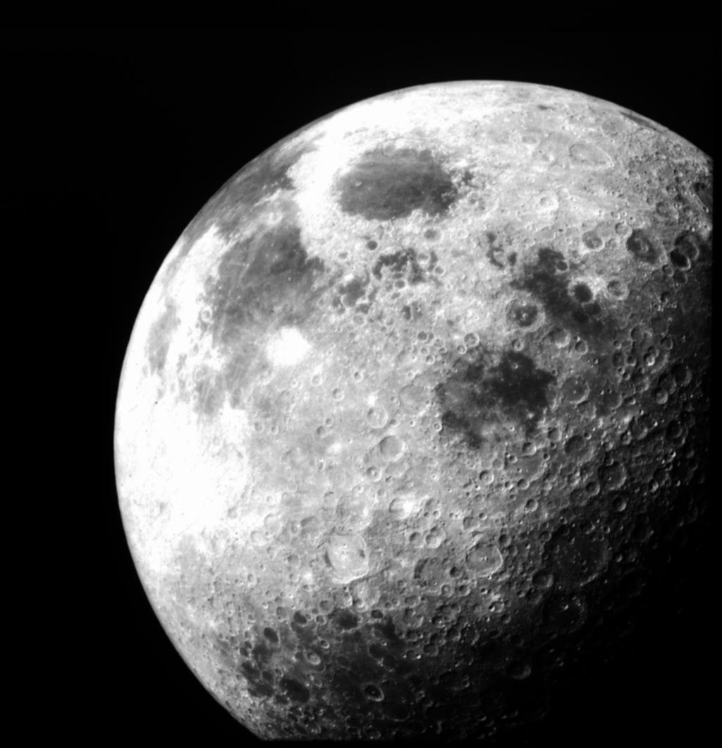 Encuentran nuevas evidencias de agua en el interior de la Luna