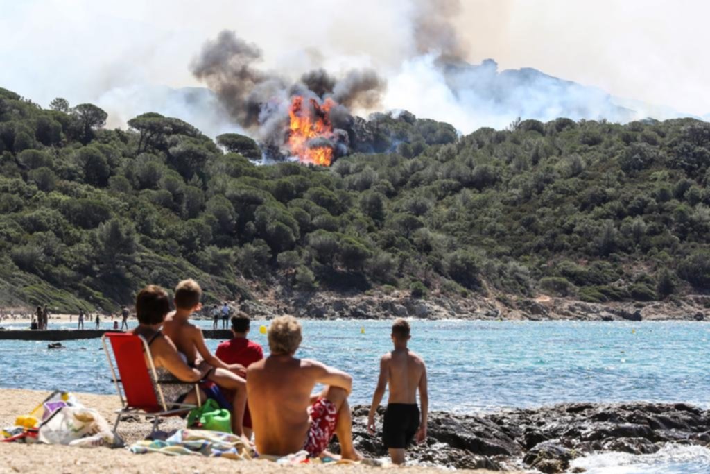 El fuego arrasa 4.000 hectáreas en el sur de Francia 