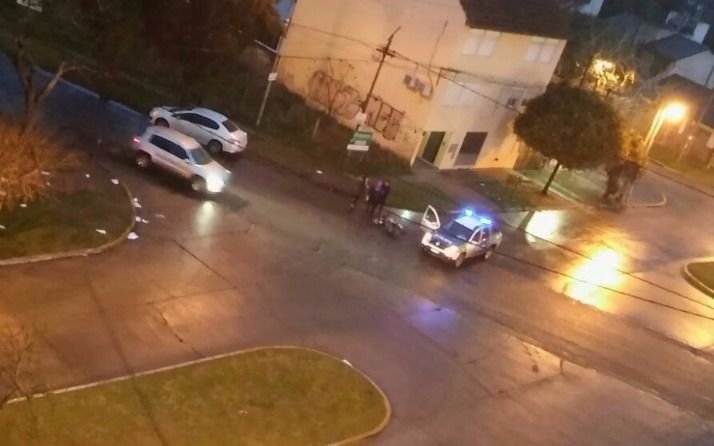 Una persona hospitalizada tras chocar  un auto y una moto en Camino Belgrano y 526