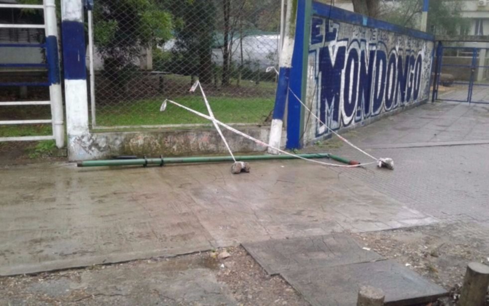 Vecinos alertan por cables caídos en El Mondongo