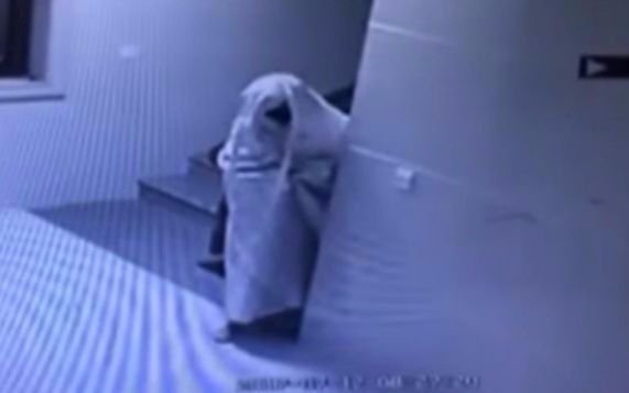 Ladrón engañó a las cámaras de seguridad disfrazándose de fantasma