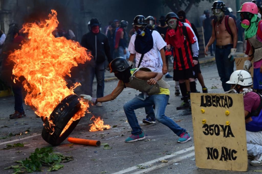Al menos un muerto en el primer día del paro general contra Maduro