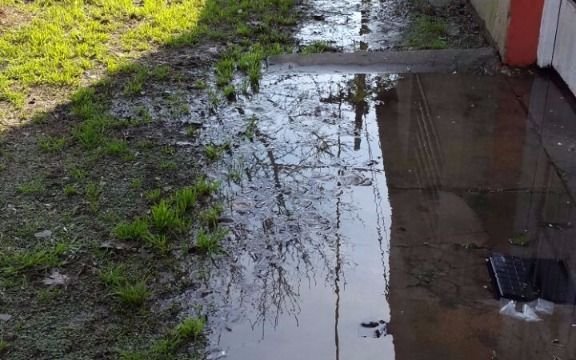 Quejas por rotura de caño de agua en Ringuelet