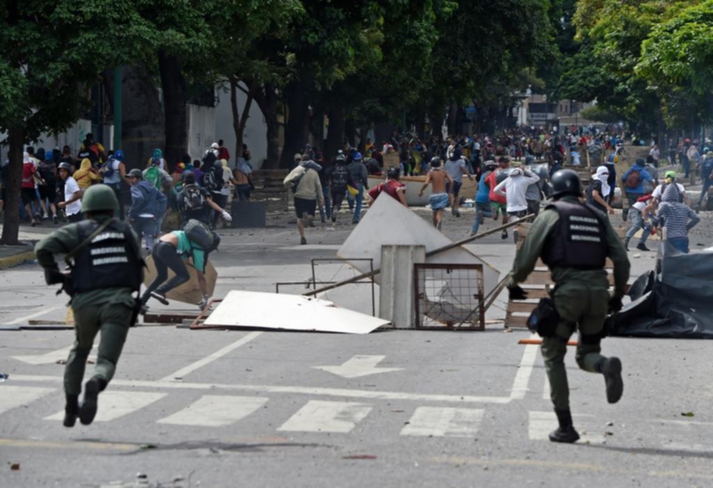 El chavismo prohibe la “toma de Caracas” y amenaza con la cárcel a sus adversarios