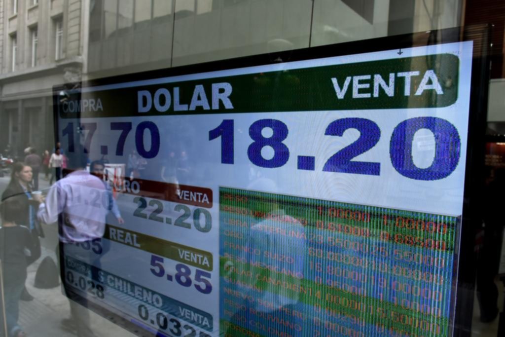 Ni la fuerte intervención de los bancos oficiales calmó al dólar que cerró a $18,01