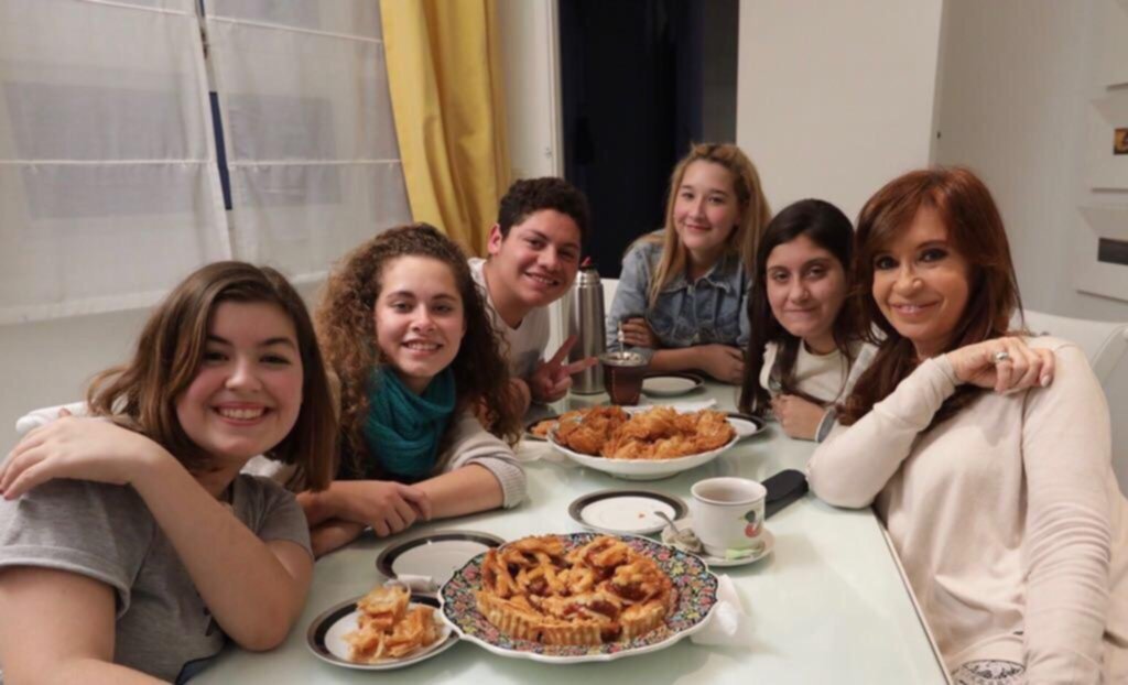 Cristina, en su casa con estudiantes secundarios