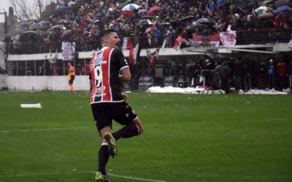 El platense Salinas, la carta goleadora de Chaca: "no sé qué será de mi futuro"