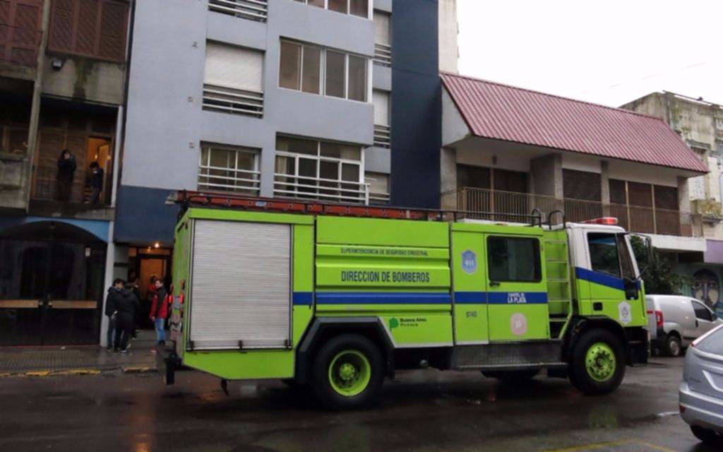 Principio de incendio y evacuación en un edificio en 47 entre 5 y 6