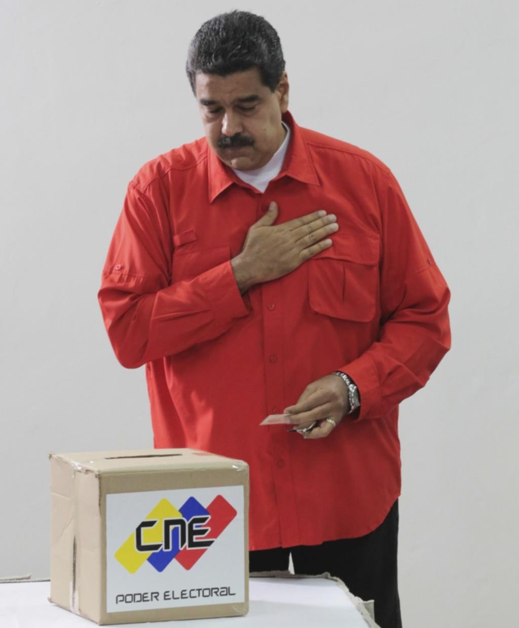 Papelón de Maduro a la hora de votar