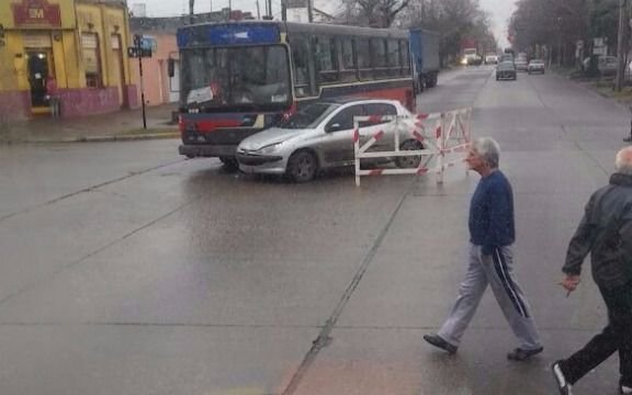 Tránsito cortado en 7 y 520 por un choque entre un micro y un auto