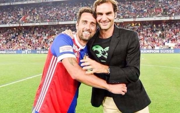 Federer y un inesperado saludo  a un futbolista argentino