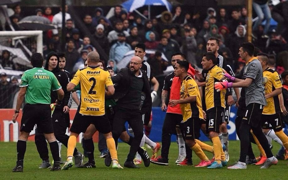 En lo que sería un insólito fallo, se jugarían los 5 minutos que restan entre Riestra y Comunicaciones