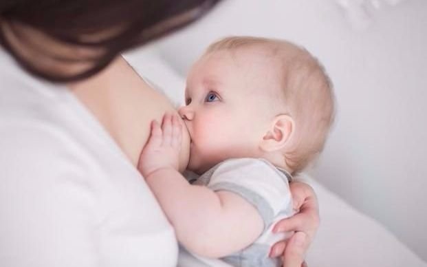 Destacan los beneficios de la leche materna para la salud del bebé y de la madre