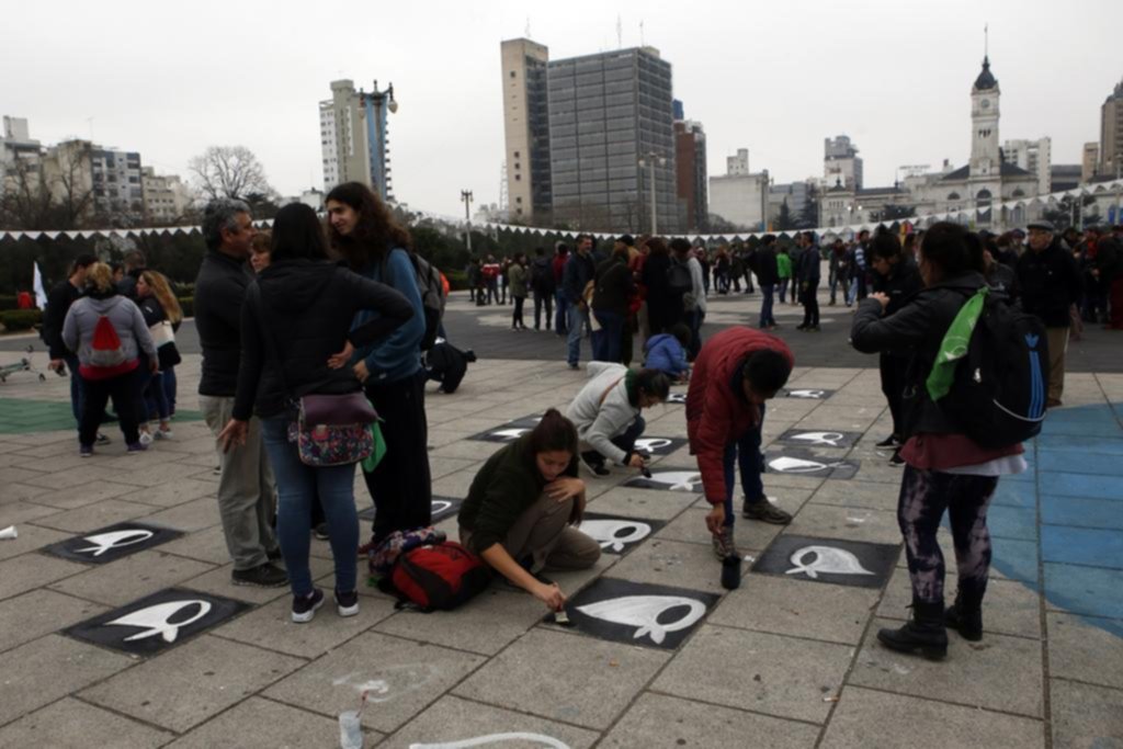 Polémica y cruces picantes por pintadas en la plaza Moreno