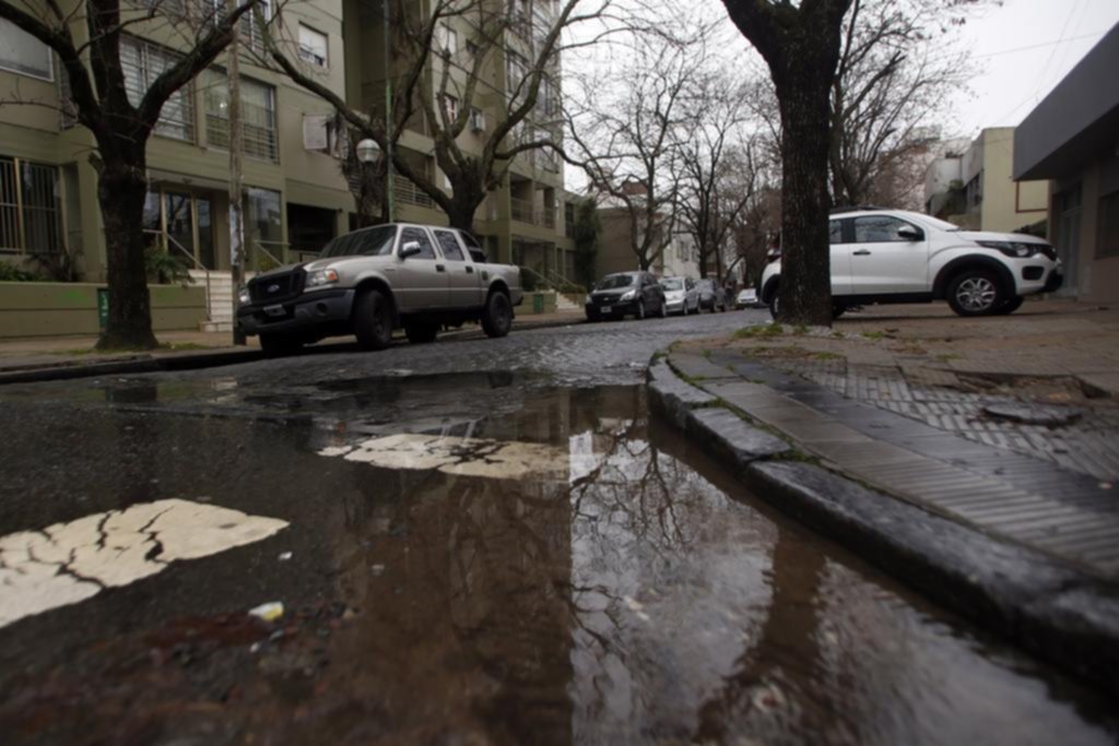 Vecinos sin agua en 7 y 62 por una cañería rota