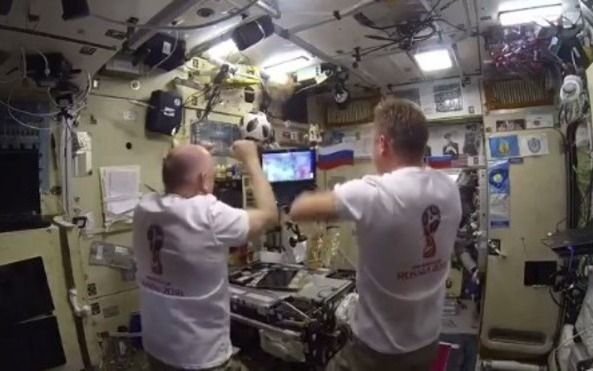 El Mundial en el espacio: el festejo de dos astronautas rusos