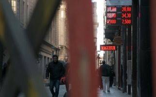 El dólar bajó a 28,80 y el Gobierno definió medidas para intentar contenerlo