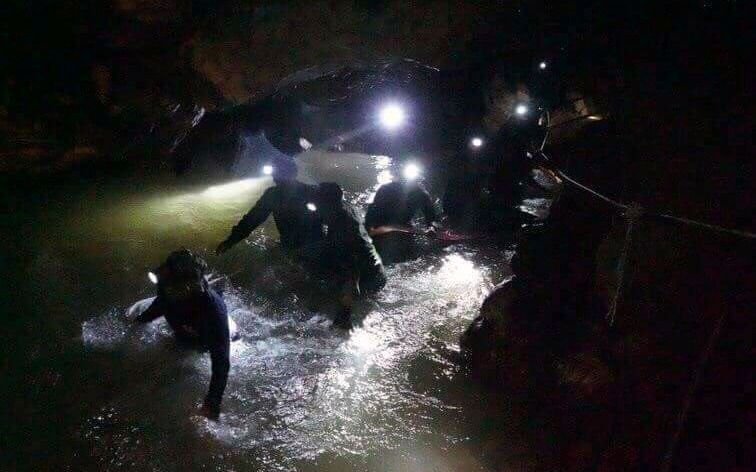 Dramático rescate de 12 chicos que estuvieron atrapados 9 días en una cueva