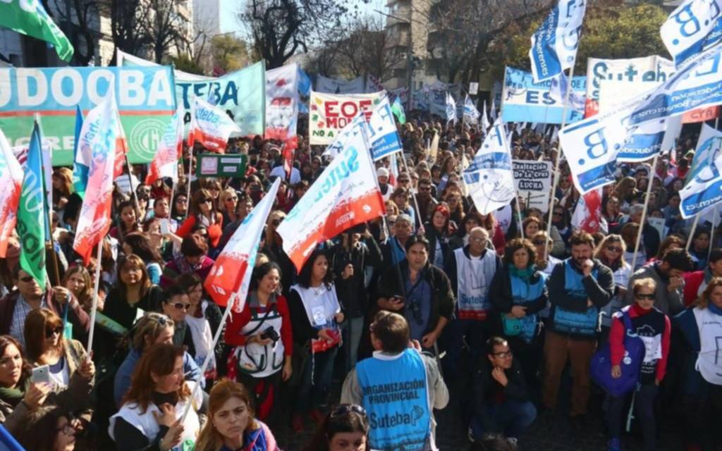 Docentes realizan mañana un paro y movilización a nivel nacional
