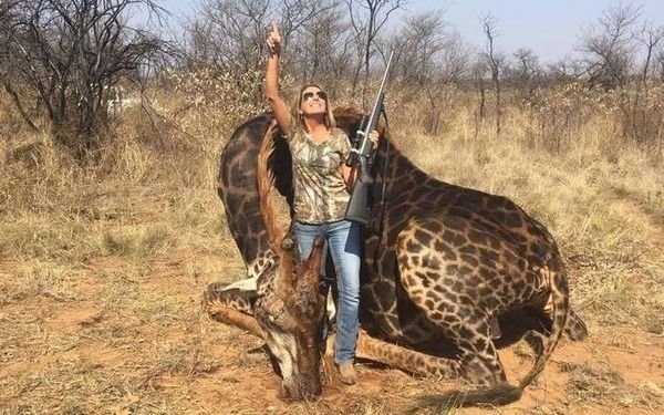 Repudio mundial a una mujer que asesinó a una jirafa negra