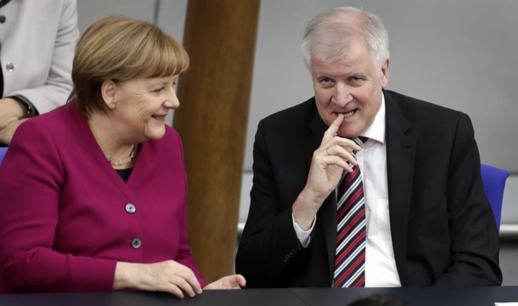 Merkel se sobrepone a una crisis de gobierno
