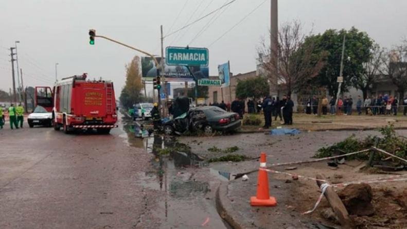 Se subió a la vereda y embistió una parada de colectivos: tres muertos