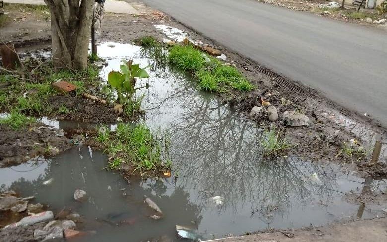 Tremenda laguna de aguas servidas en Los Hornos