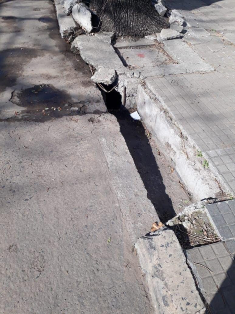 Peligro en el barrio La Loma por alcantarilla sin tapa