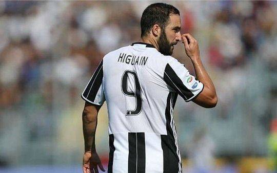 En Italia aseguran que el "Pipita" Higuaín cambiaría de camiseta