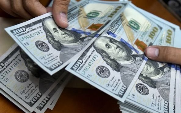Tras las medidas de control, el dólar siguió cayendo y cerró a 28,30