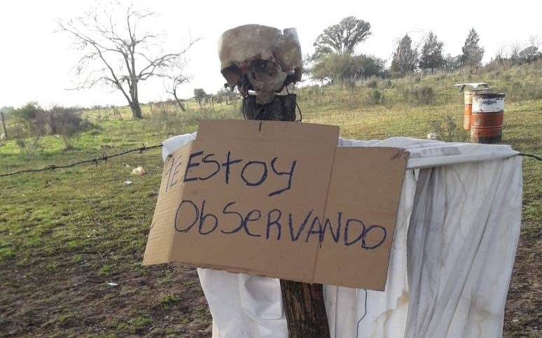 Misterioso "espantapájaros" con amenaza en medio de violenta usurpación en Los Hornos