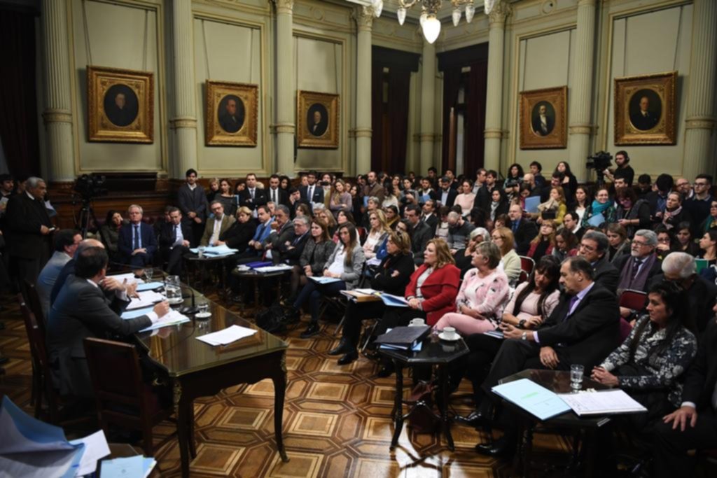 Un llamado a renunciar a la Iglesia tensa el debate por la despenalización del aborto