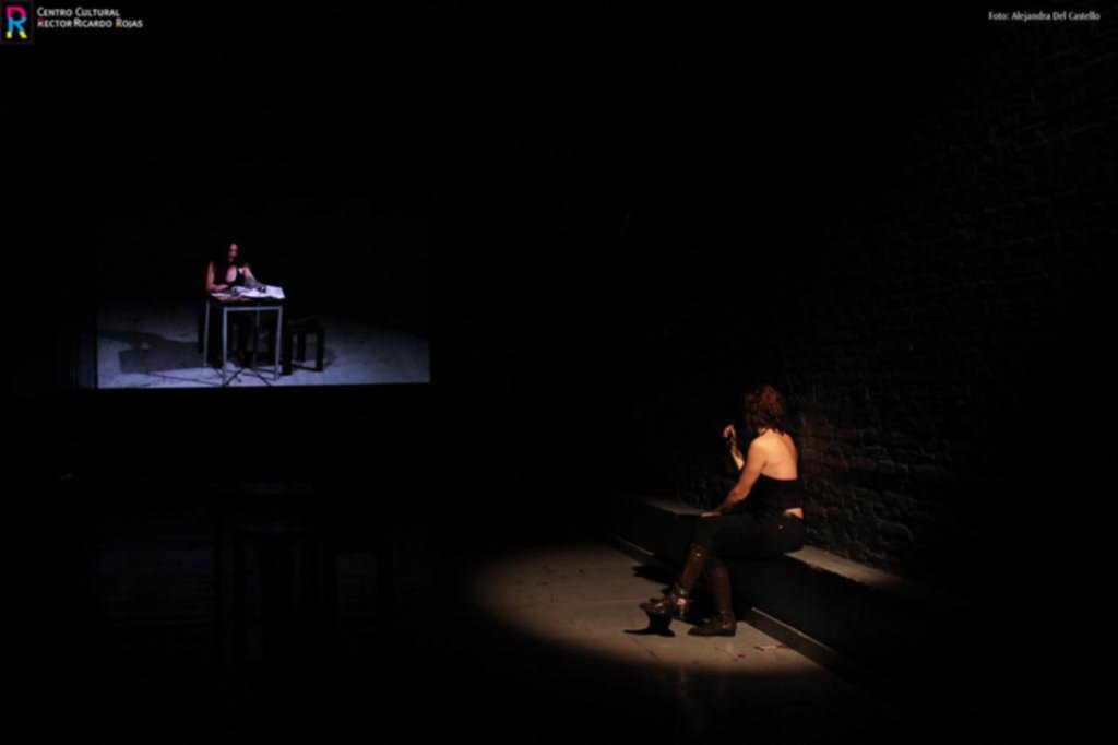 “Redirigida”: una bailarina, sus movimientos y sus reflejos, dialogan y se mezclan en escena