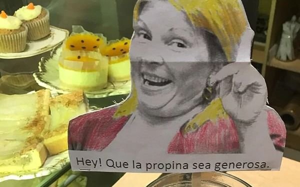 Carrió reconoció que le dio $5 de propina al mozo platense y le hizo una promesa