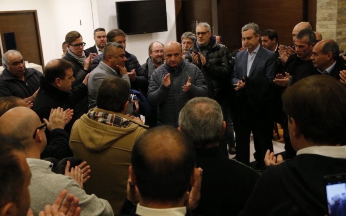 Dirigentes recibieron a Tapia con aplausos y ahora debe decidir qué hará con Sampaoli