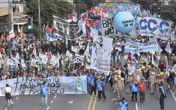 El Gobierno estudia dar un bono para beneficiarios de planes sociales