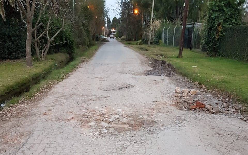 Queja vecinal por calles rotas en una zona de City Bell