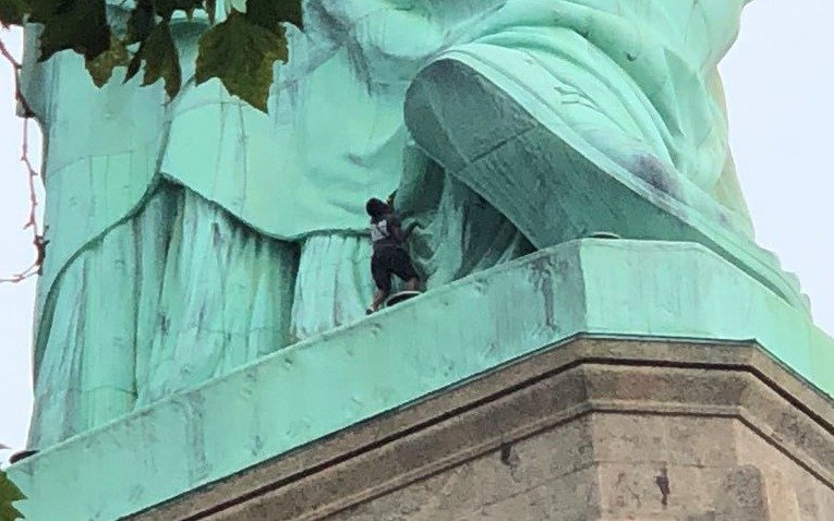Resultado de imagen para Mujer trepÃ³ la Estatua de la Libertad en Nueva York