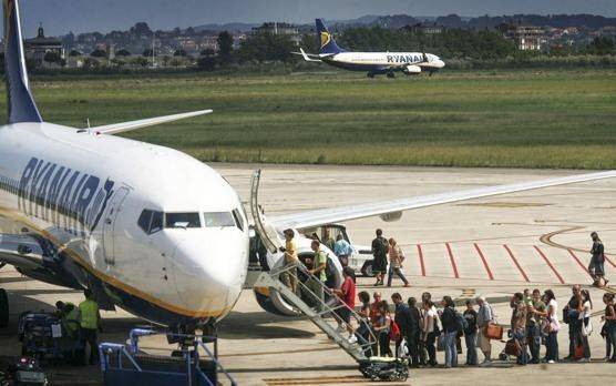 Perdió el avión en el que iba toda su familia y se metió a la pista para frenarlo
