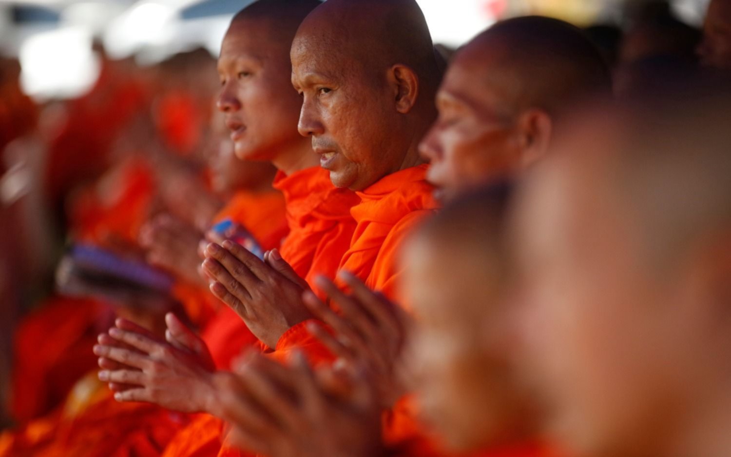 Tailandia: se multiplican los rezos y los desesperados pedidos a "fuerzas sobrenaturales"