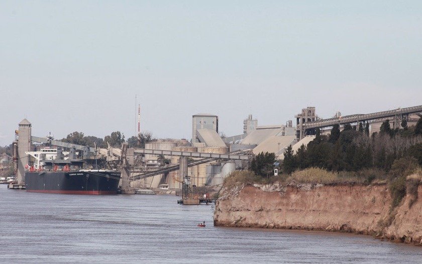 Ingresó el primer barco con soja de los Estados Unidos, después de 20 años
