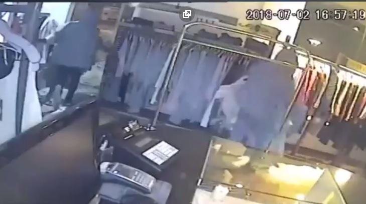 A piedrazos y patadas, desvalijaron un local en segundos