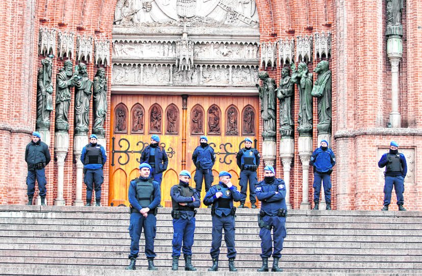 Sorpresivo blindaje policial en la Catedral por una movida para “renunciar” a la Iglesia