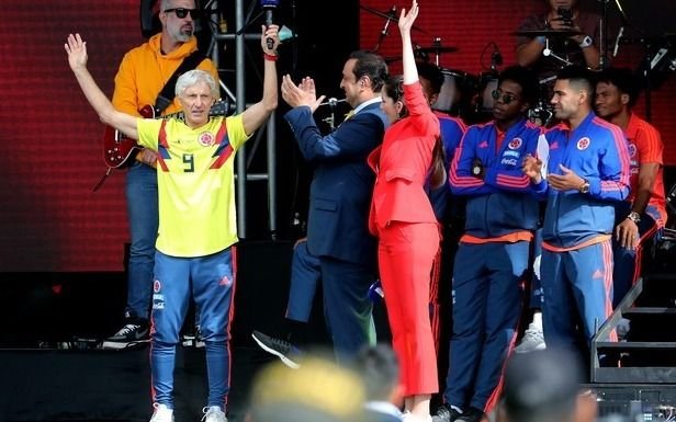A José Pekerman una multitud lo recibió como un héroe en Colombia