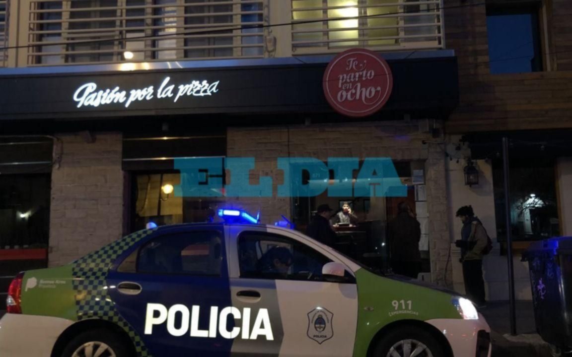 Otro ataque en el Centro y van... Le "partieron" la vidriera a una pizzería